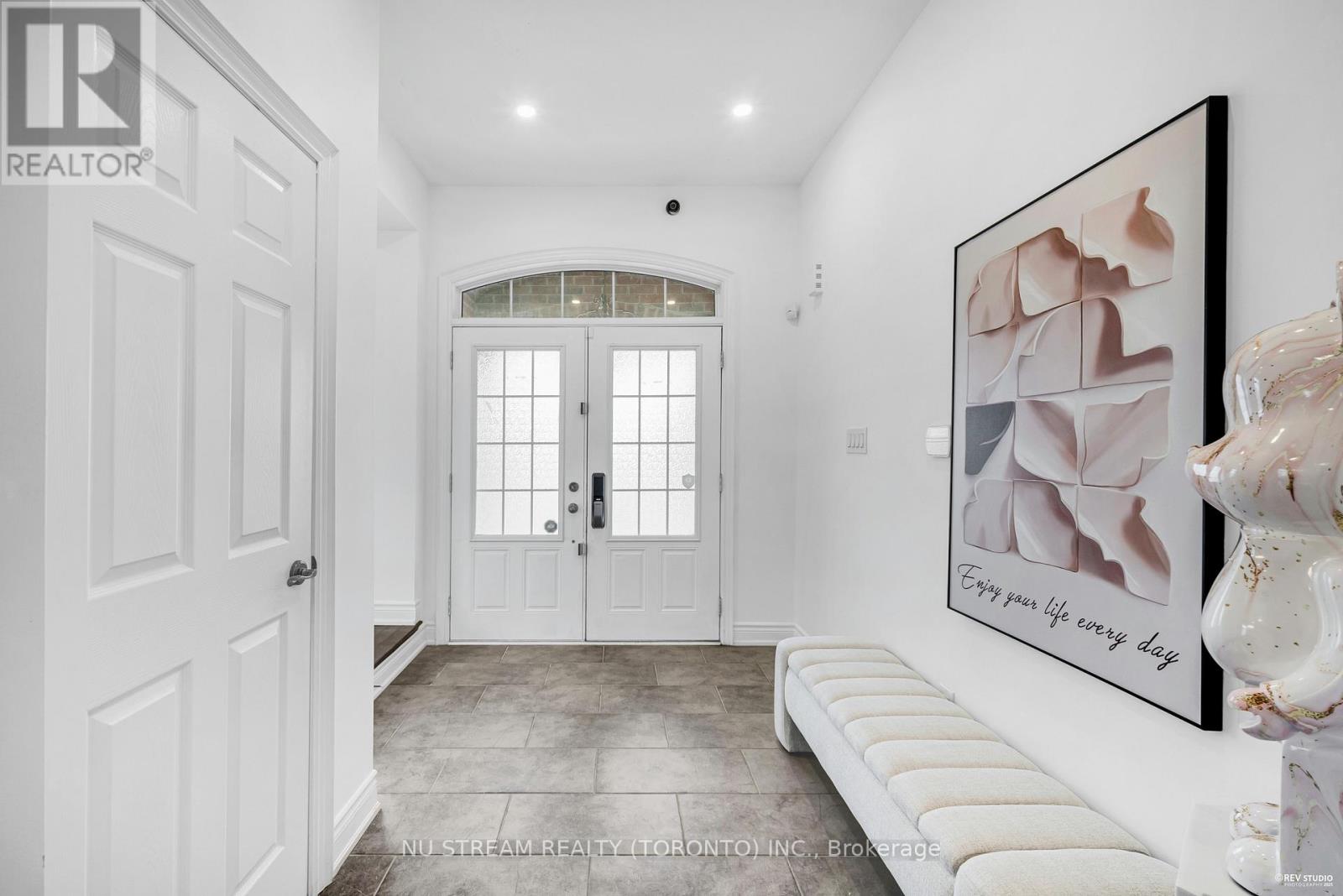 237 Upper Post Road, Vaughan, Ontario  L6A 4K1 - Photo 3 - N12477488
