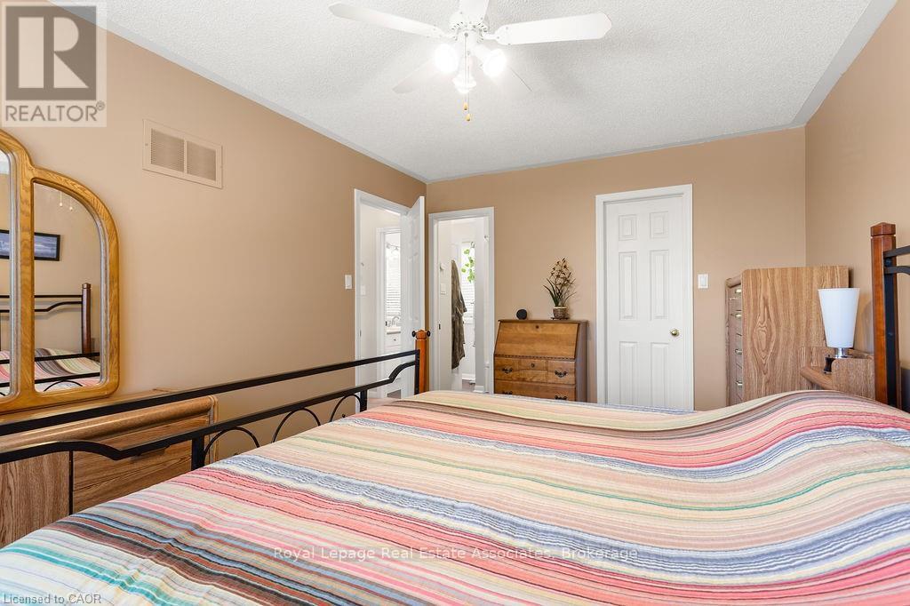 2221 Bluegrass Lane, Burlington, Ontario  L7L 6L5 - Photo 10 - W12477399