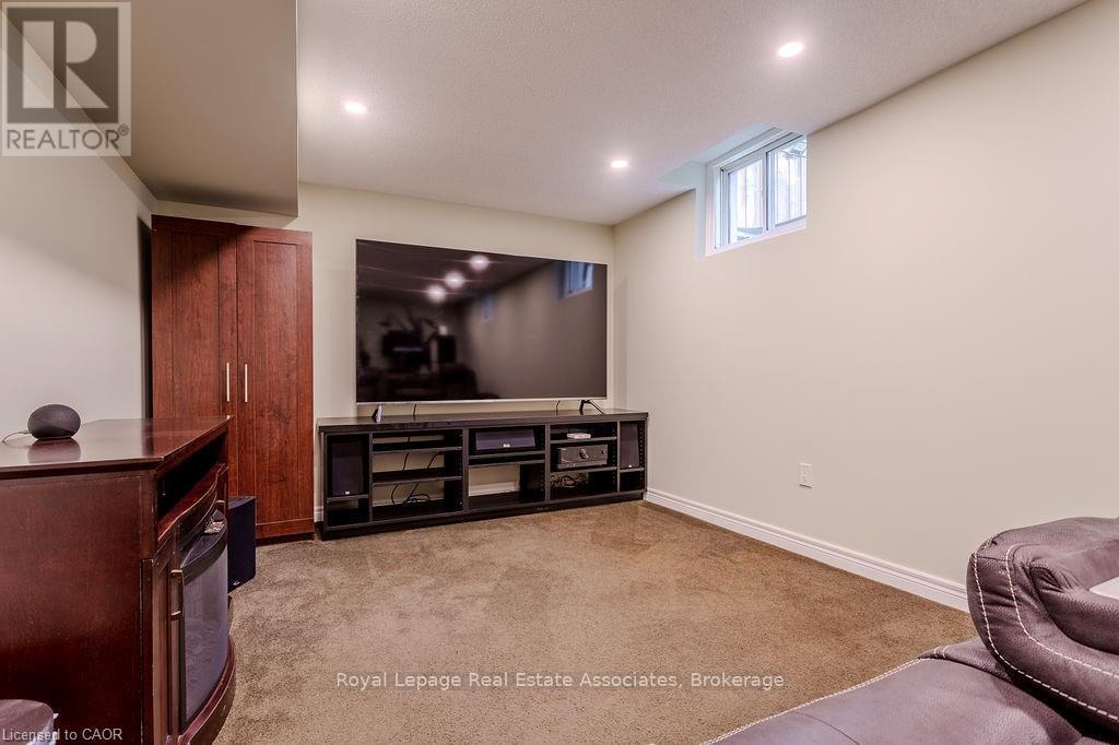 2221 Bluegrass Lane, Burlington, Ontario  L7L 6L5 - Photo 14 - W12477399
