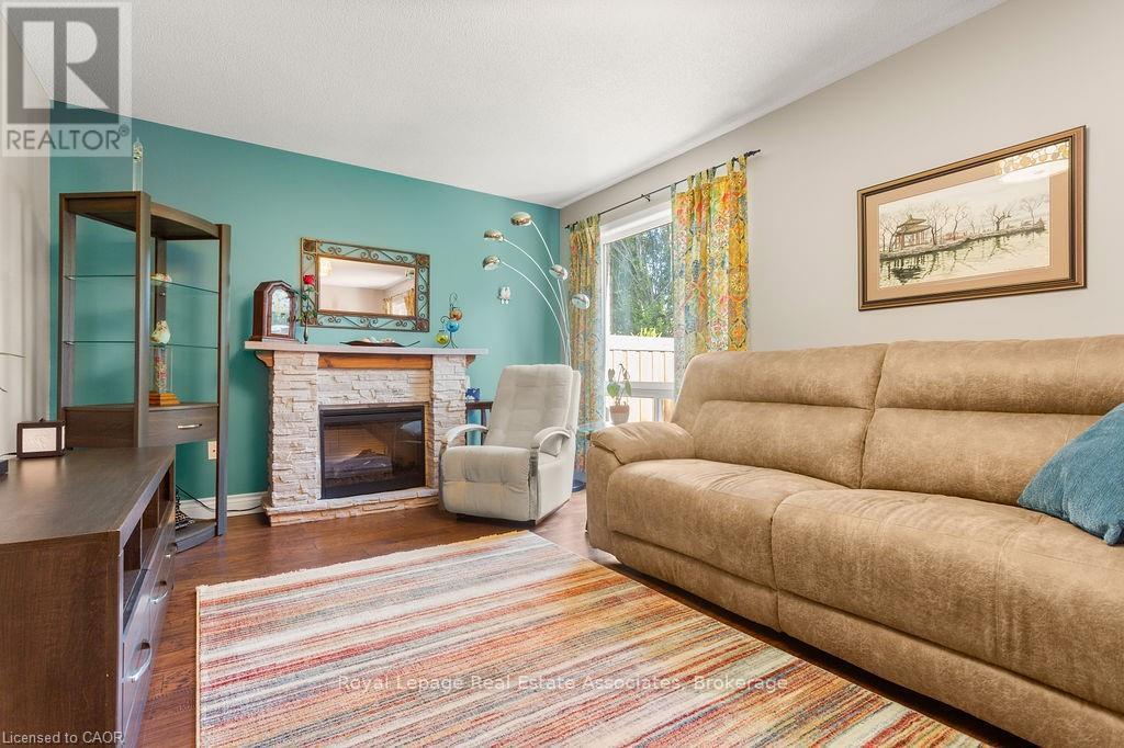 2221 Bluegrass Lane, Burlington, Ontario  L7L 6L5 - Photo 7 - W12477399