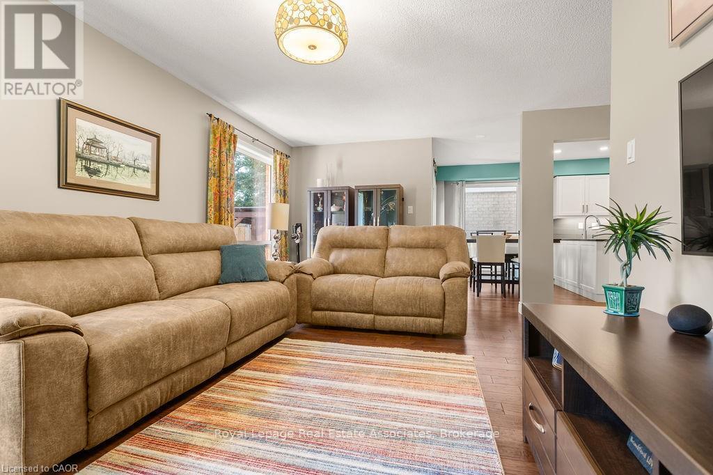 2221 Bluegrass Lane, Burlington, Ontario  L7L 6L5 - Photo 8 - W12477399