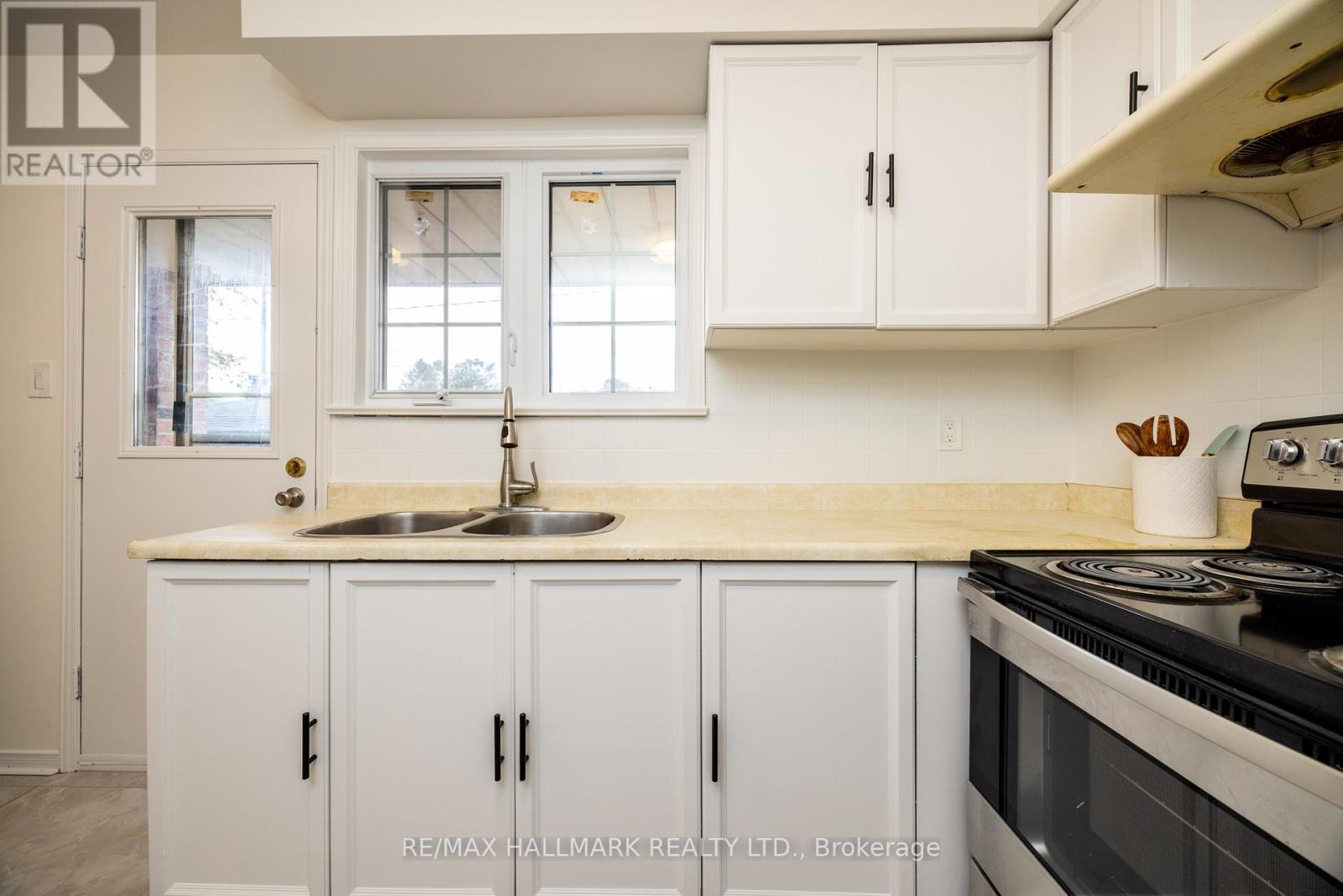 12 Outlook Garden Boulevard, Toronto, Ontario  M6N 4Z4 - Photo 11 - W12477415