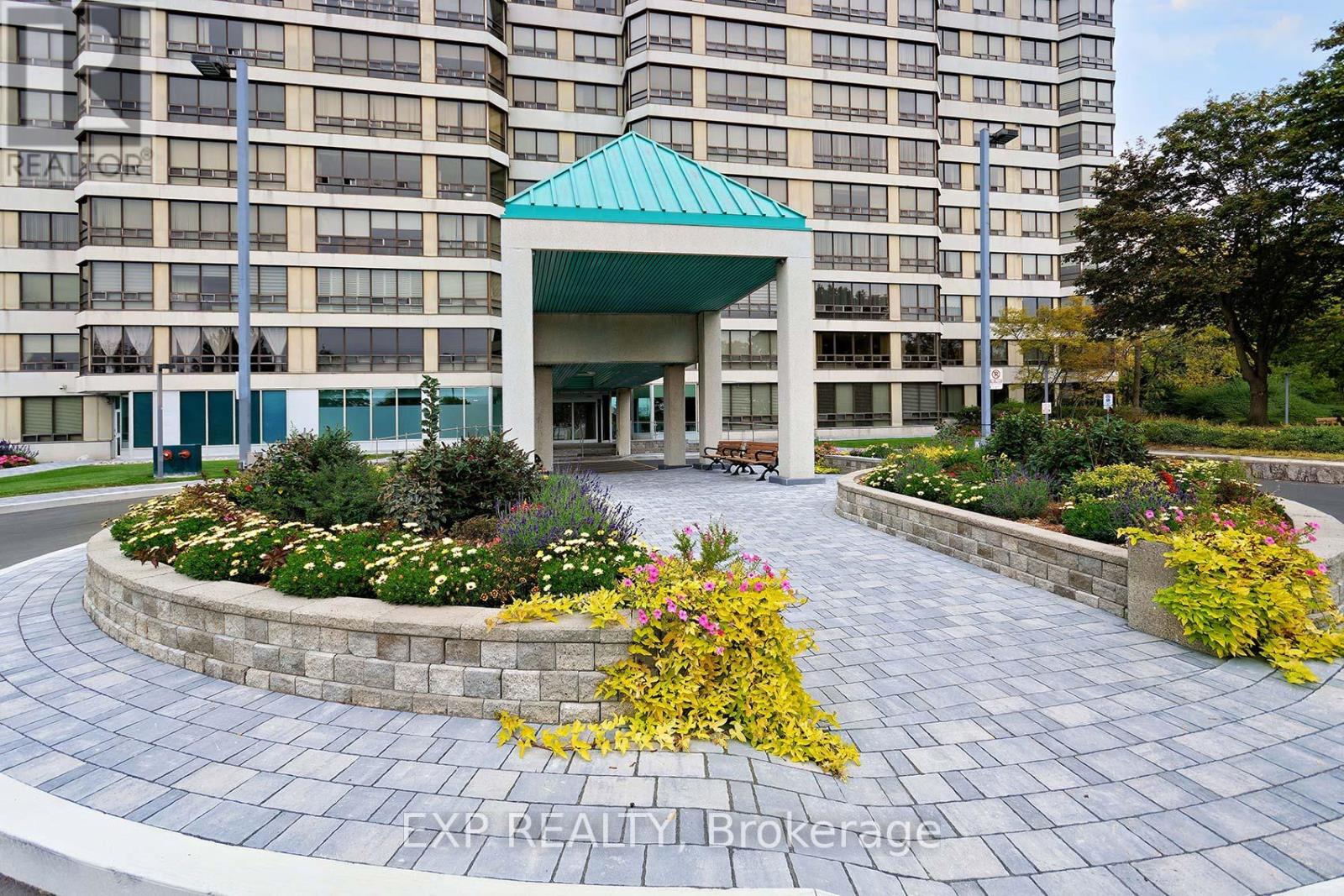 703 - 330 Mill Street S, Brampton, Ontario  L6Y 3V3 - Photo 2 - W12477507