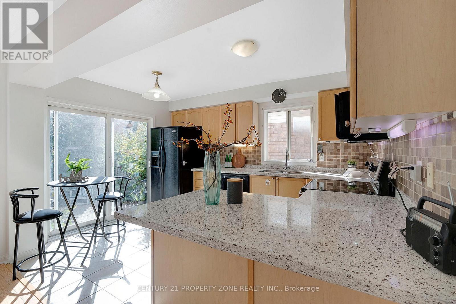 37 Clyde Road, Brampton, Ontario  L6X 0M6 - Photo 10 - W12477509