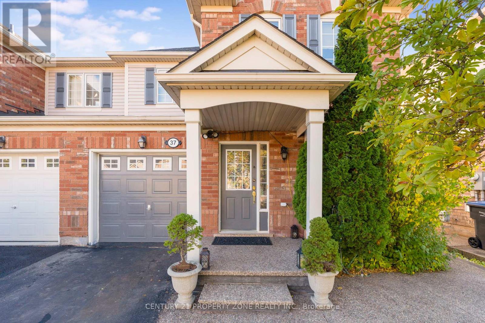 37 Clyde Road, Brampton, Ontario  L6X 0M6 - Photo 2 - W12477509