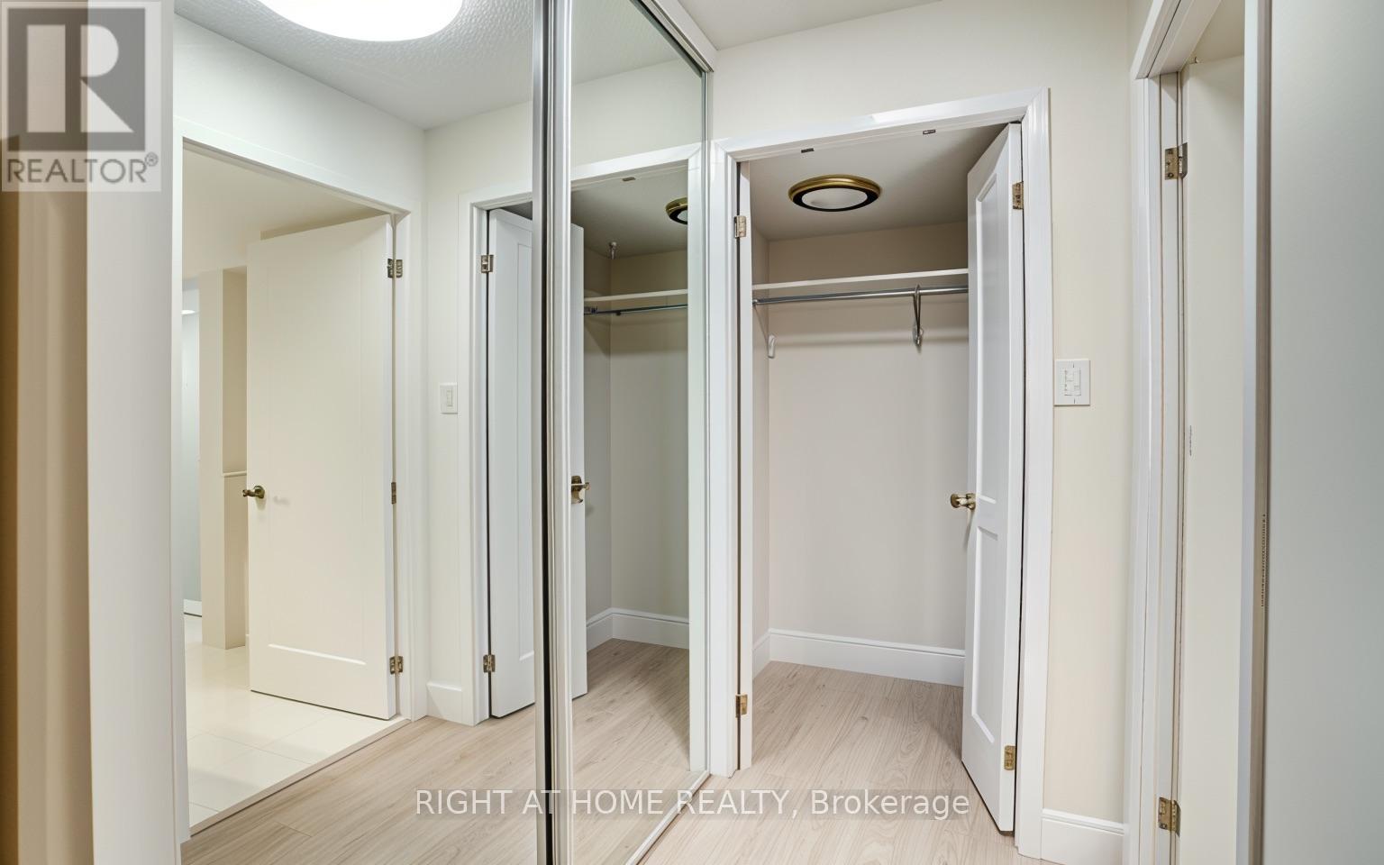 201 - 350 Webb Drive, Mississauga, Ontario  L5B 3W4 - Photo 10 - W12477519