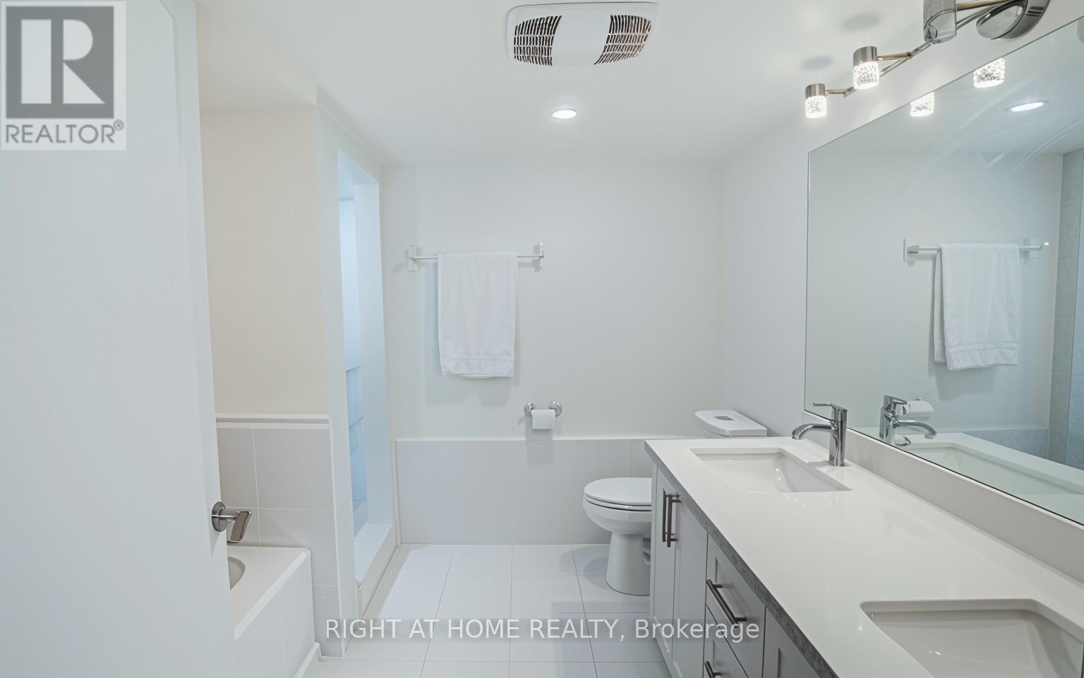 201 - 350 Webb Drive, Mississauga, Ontario  L5B 3W4 - Photo 11 - W12477519