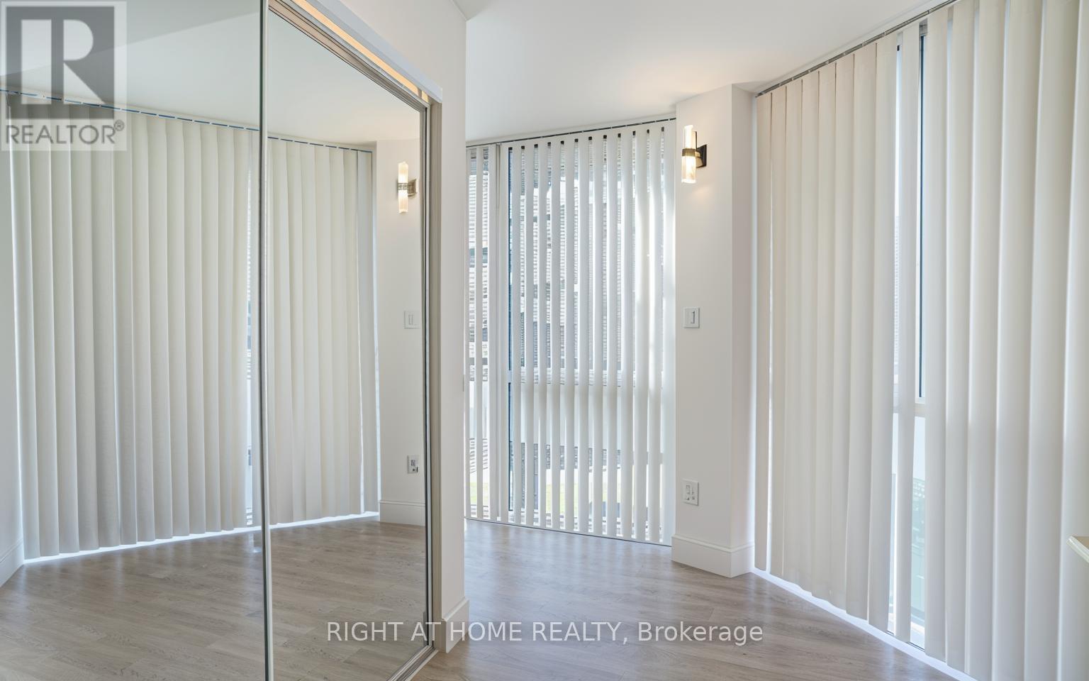 201 - 350 Webb Drive, Mississauga, Ontario  L5B 3W4 - Photo 13 - W12477519