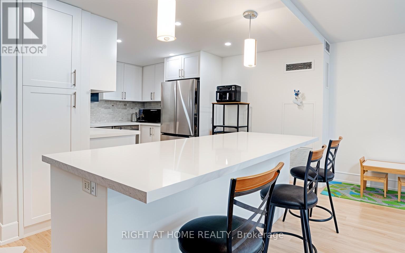 201 - 350 Webb Drive, Mississauga, Ontario  L5B 3W4 - Photo 6 - W12477519