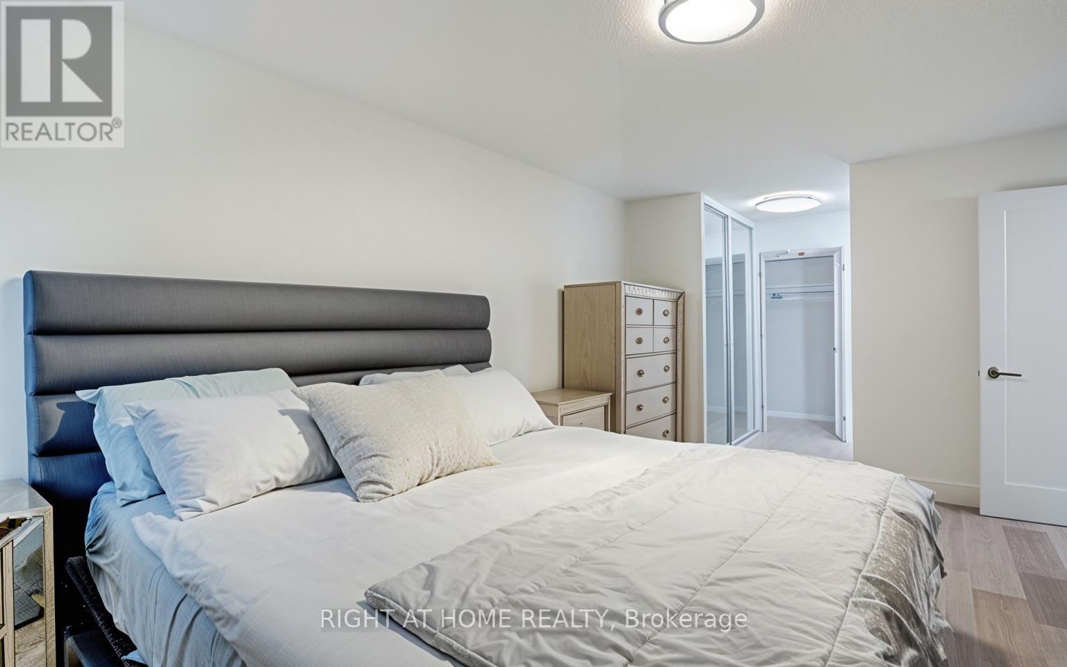201 - 350 Webb Drive, Mississauga, Ontario  L5B 3W4 - Photo 9 - W12477519