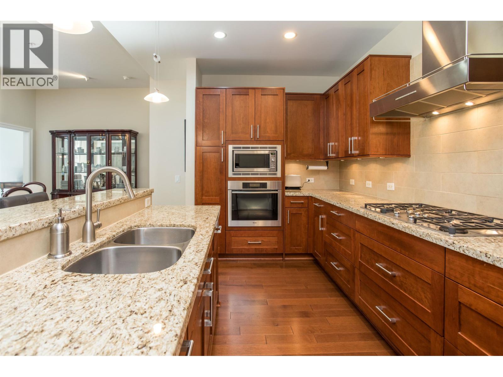 301 605 Clyde Avenue, West Vancouver, British Columbia  V7T 1C7 - Photo 2 - R3059314