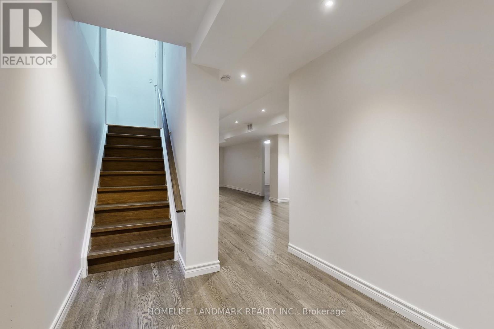 92 Barnwood Drive, Richmond Hill, Ontario  L4E 5A2 - Photo 2 - N12477528