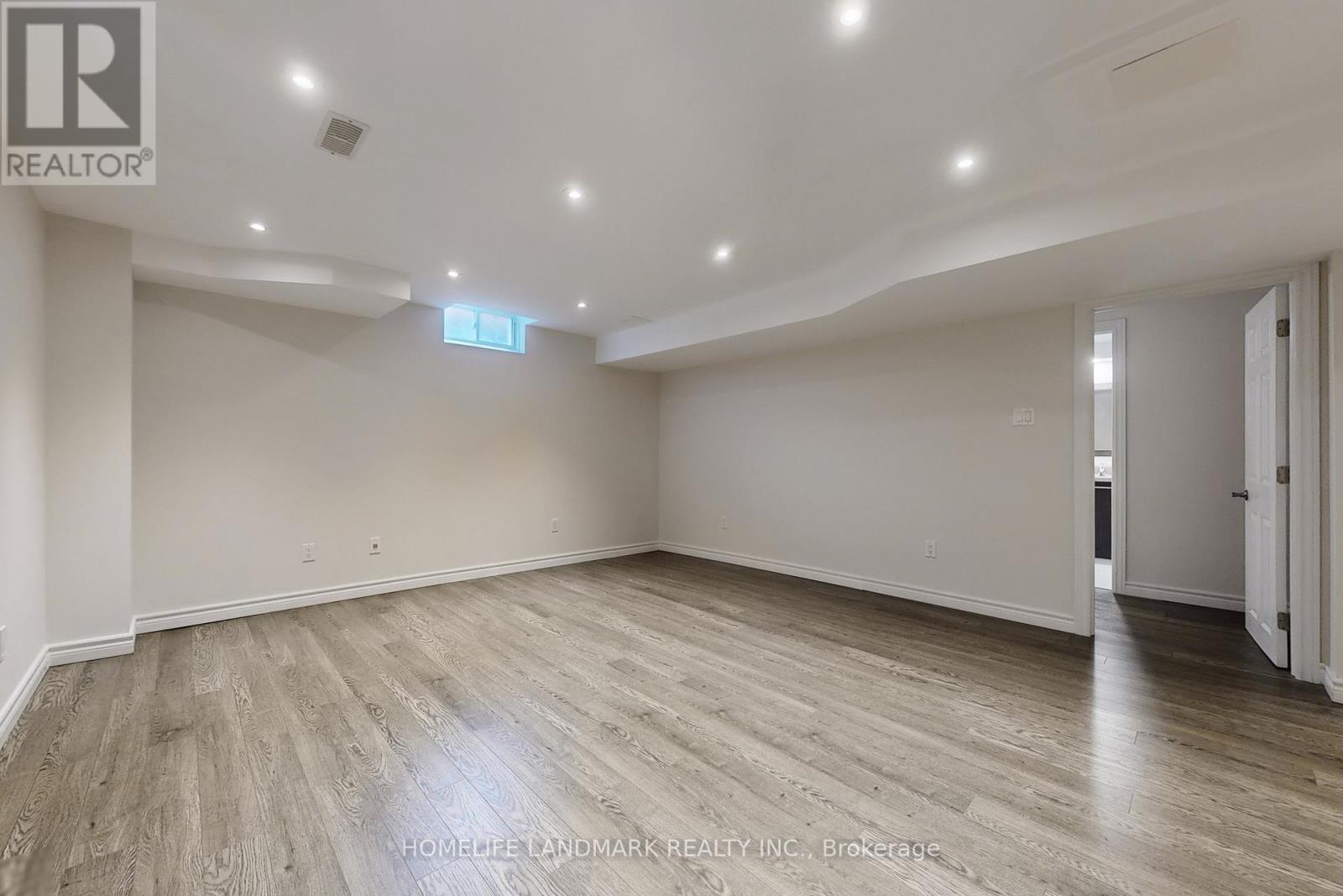 92 Barnwood Drive, Richmond Hill, Ontario  L4E 5A2 - Photo 6 - N12477528