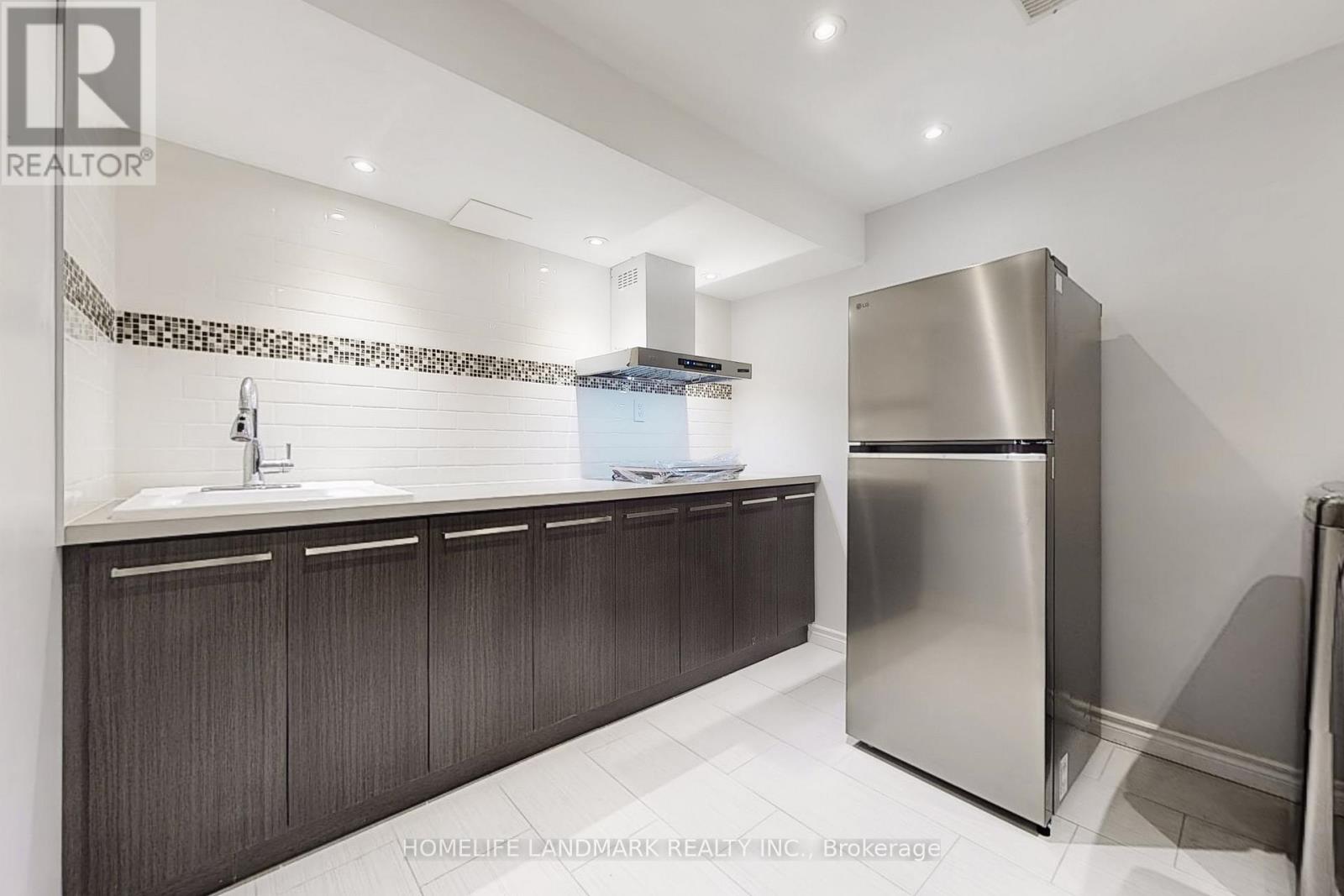 92 Barnwood Drive, Richmond Hill, Ontario  L4E 5A2 - Photo 7 - N12477528