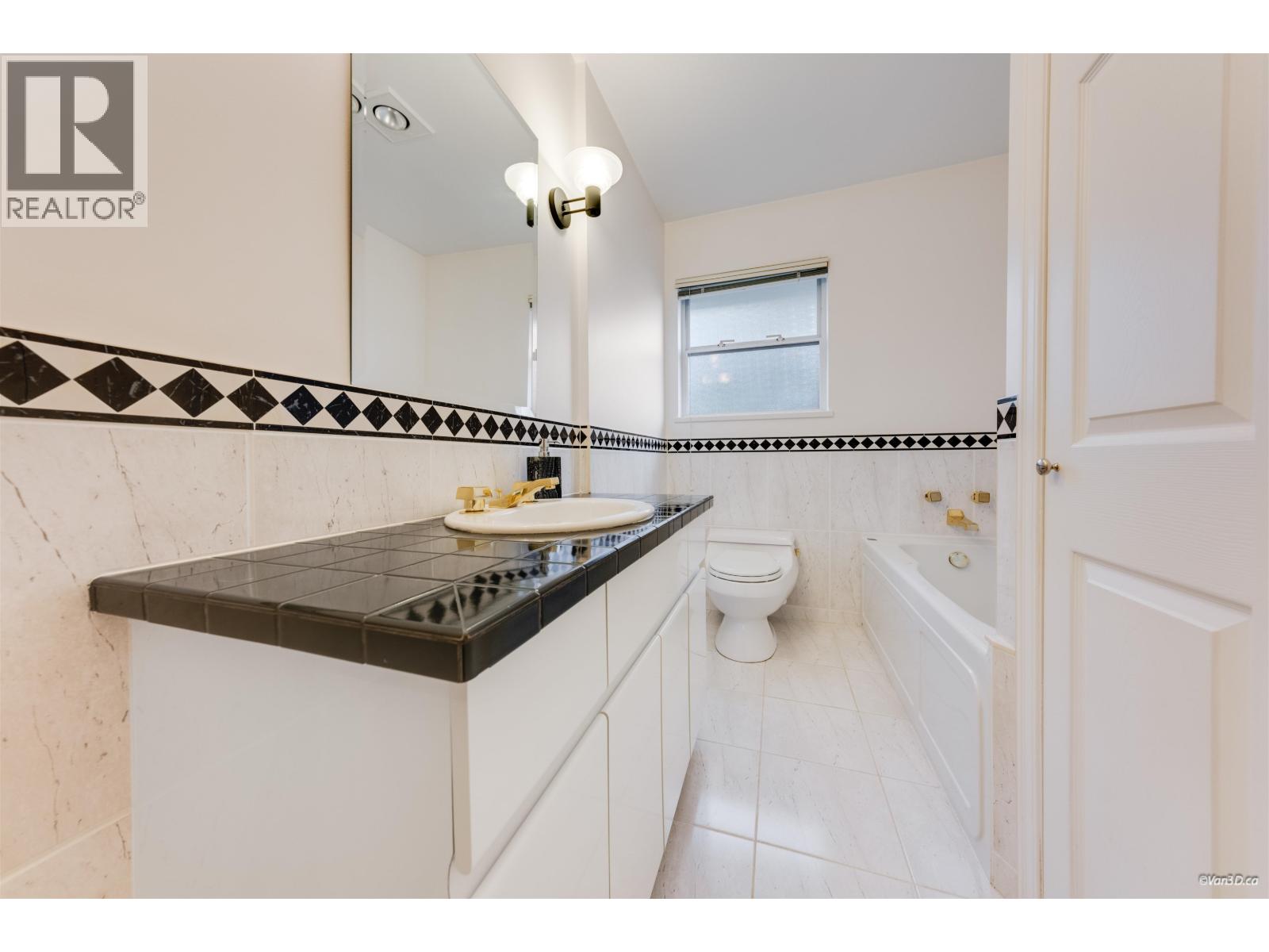 854 Kinsac Street, Coquitlam, British Columbia  V3J 4T7 - Photo 6 - R3061059