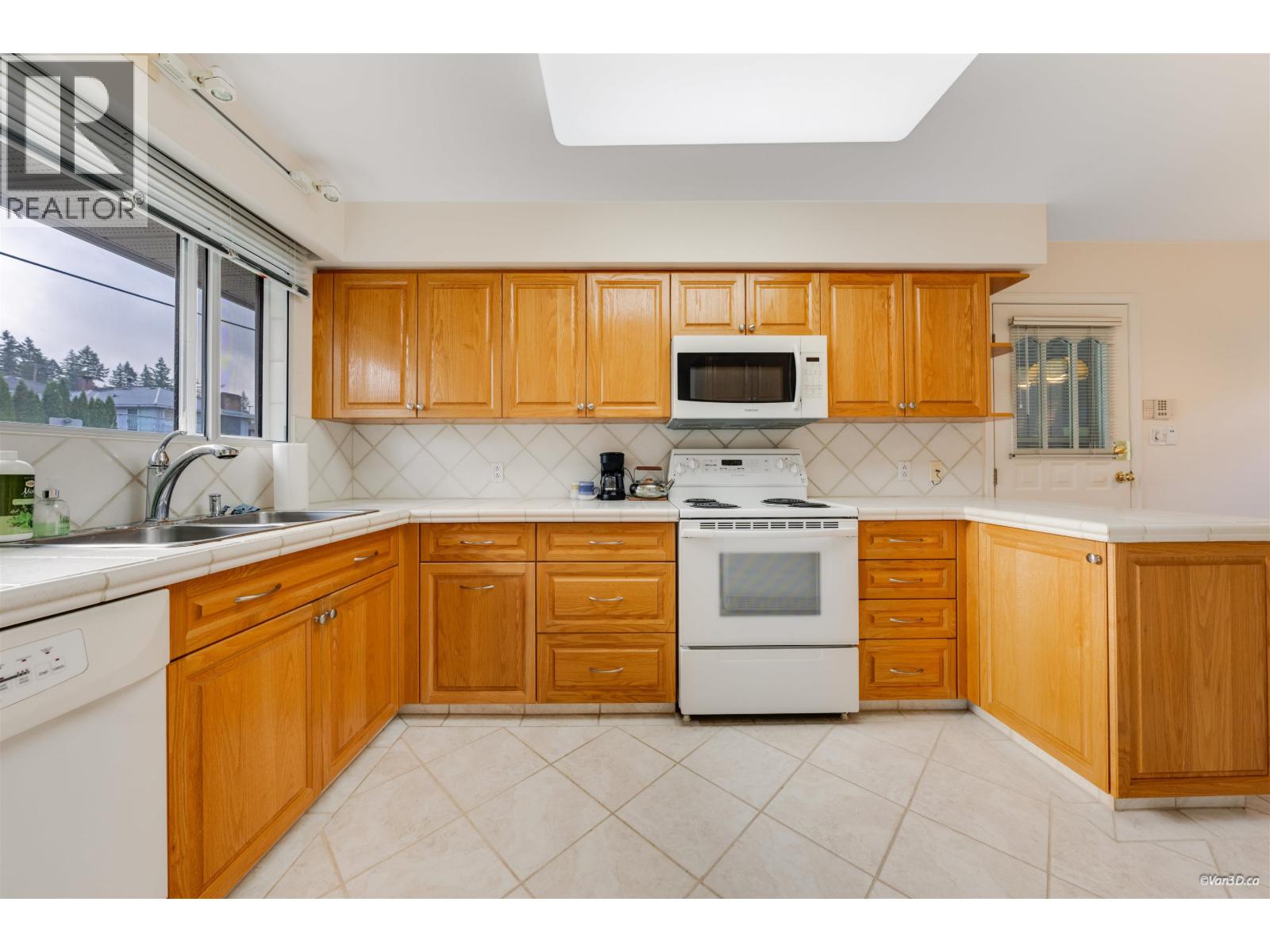 854 Kinsac Street, Coquitlam, British Columbia  V3J 4T7 - Photo 3 - R3061059