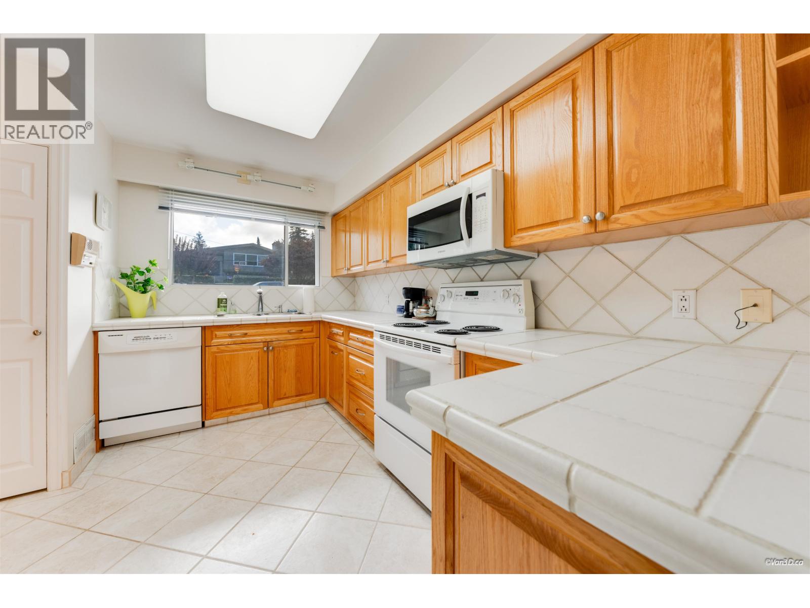 854 Kinsac Street, Coquitlam, British Columbia  V3J 4T7 - Photo 9 - R3061059