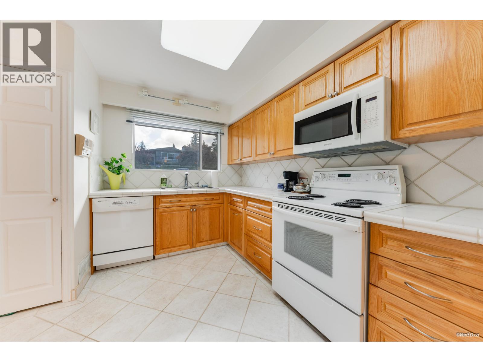 854 Kinsac Street, Coquitlam, British Columbia  V3J 4T7 - Photo 10 - R3061059