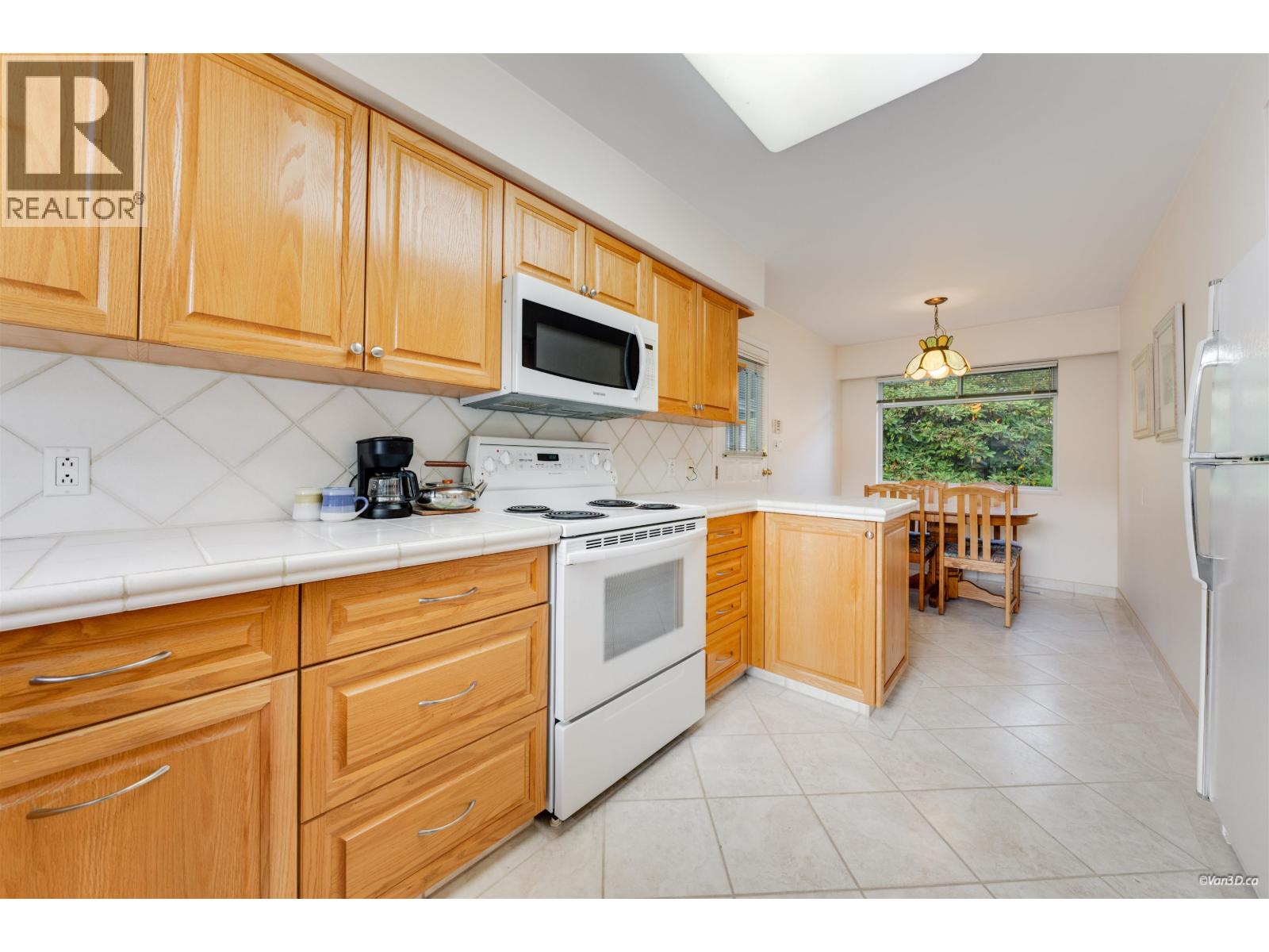 854 Kinsac Street, Coquitlam, British Columbia  V3J 4T7 - Photo 11 - R3061059