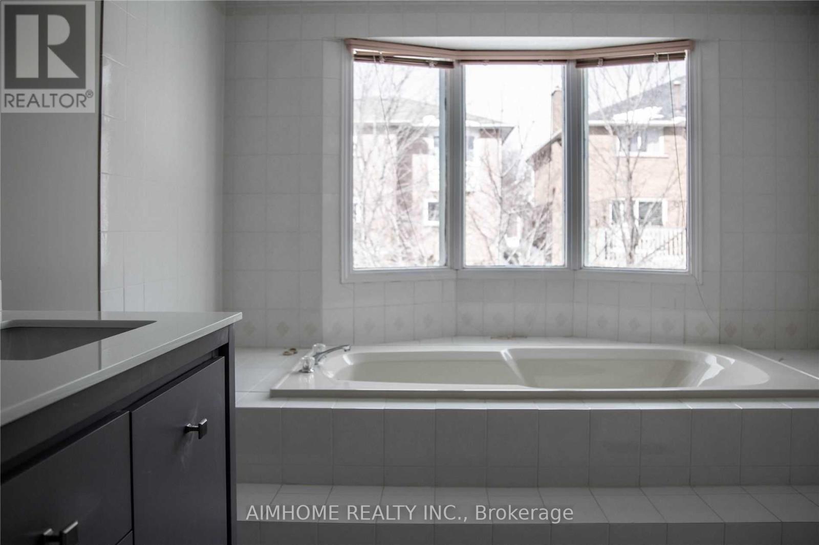 66 Devonsleigh Boulevard, Richmond Hill, Ontario  L4S 1H2 - Photo 11 - N12466078