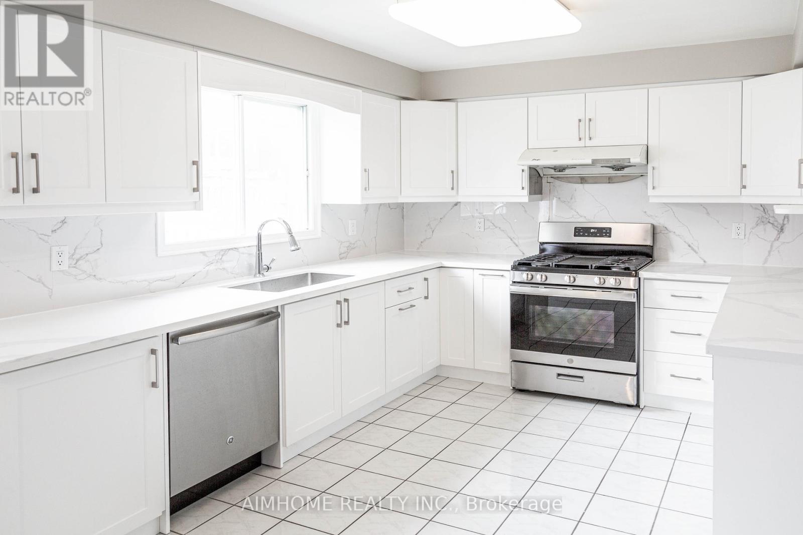 66 Devonsleigh Boulevard, Richmond Hill, Ontario  L4S 1H2 - Photo 3 - N12466078