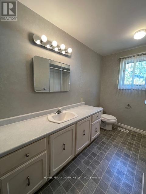 2086 Thornlea Drive, Oakville, Ontario  L6L 1K6 - Photo 19 - W12420298