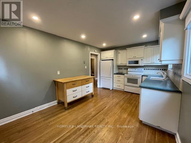 2086 Thornlea Drive, Oakville, Ontario  L6L 1K6 - Photo 11 - W12420298