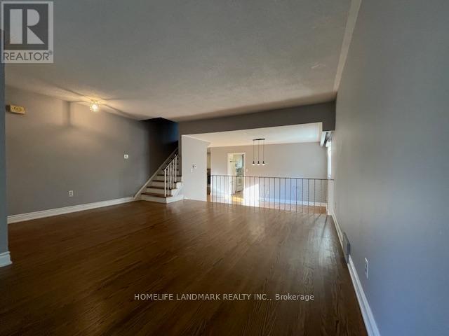 2086 Thornlea Drive, Oakville, Ontario  L6L 1K6 - Photo 5 - W12420298
