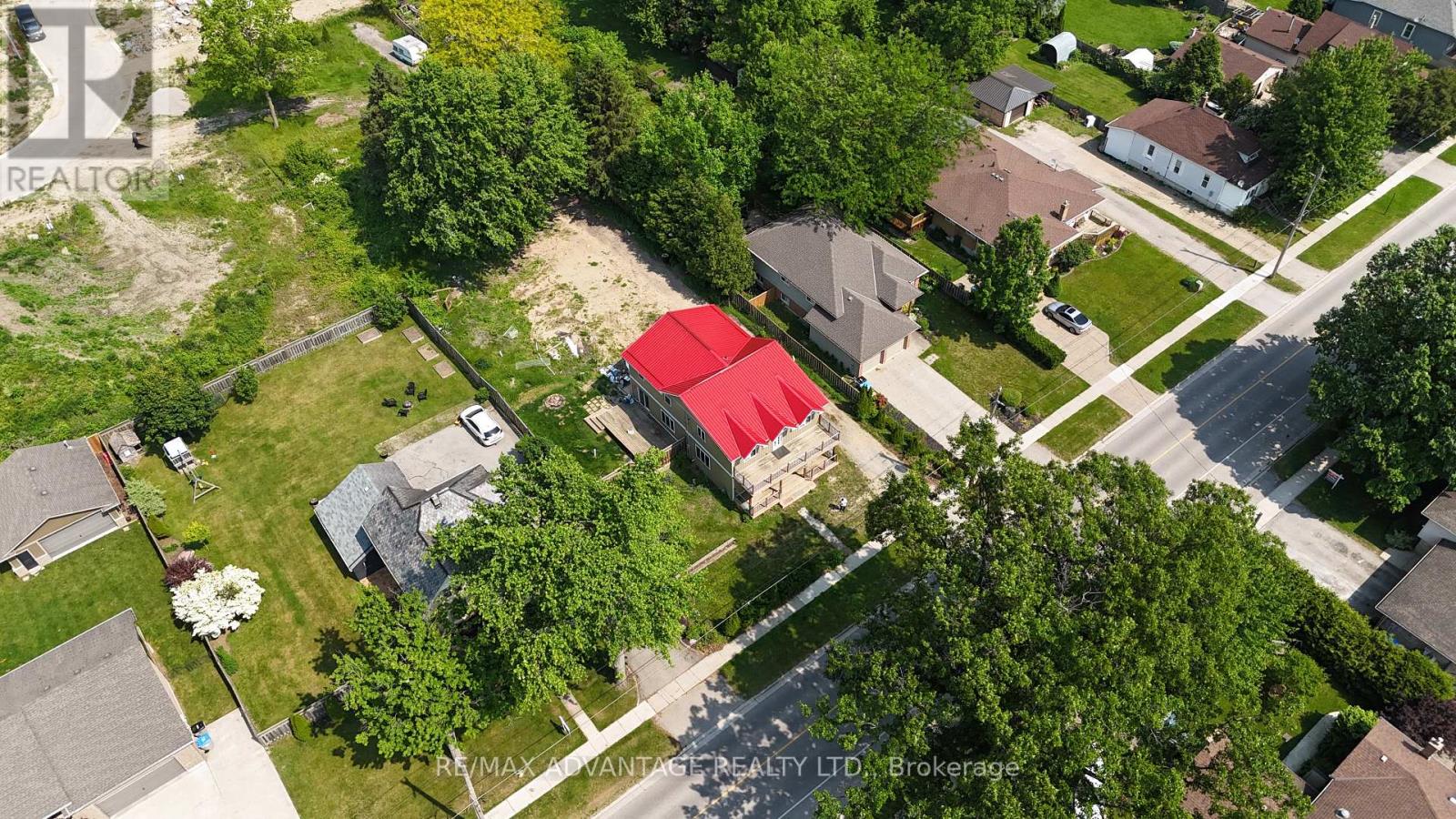 8566 Glendon Drive, Strathroy-Caradoc, Ontario  N0L 1W0 - Photo 8 - X12477611