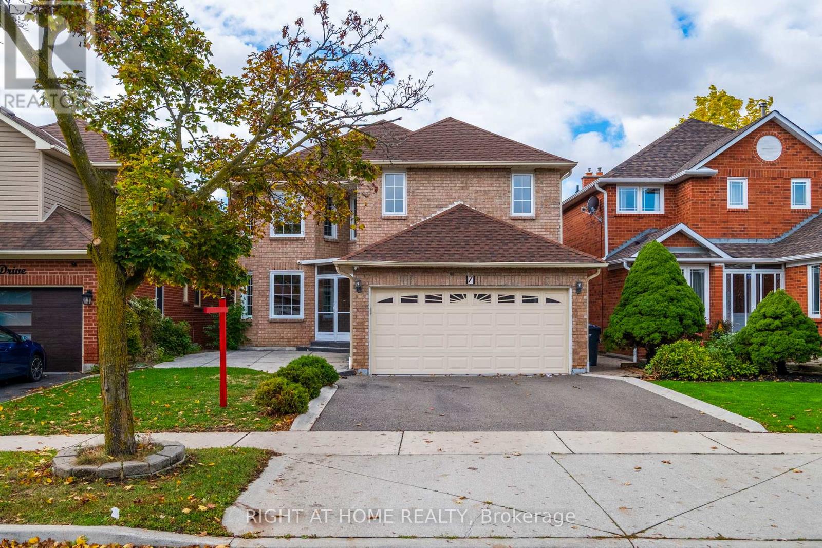 7 Lord Simcoe Drive, Brampton, Ontario  L6S 5G4 - Photo 2 - W12477596