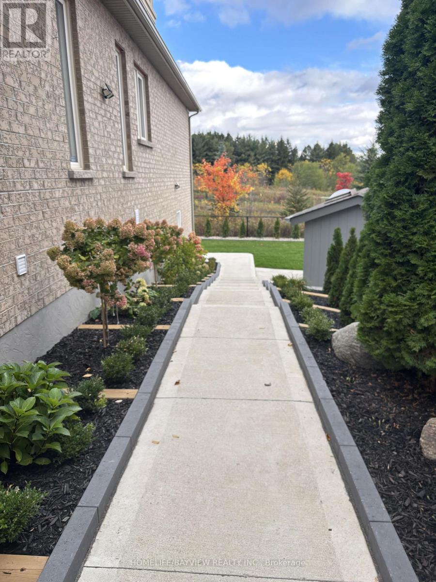 29 Farmhouse Crescent, Richmond Hill, Ontario  L4E 0S7 - Photo 2 - N12477607