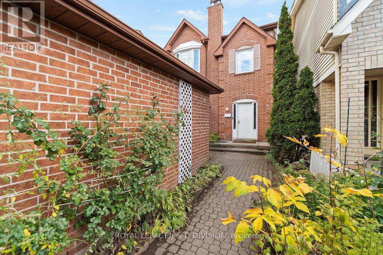 49 Esther Crescent, Vaughan, Ontario  L4J 3J8 - Photo 4 - N12477610