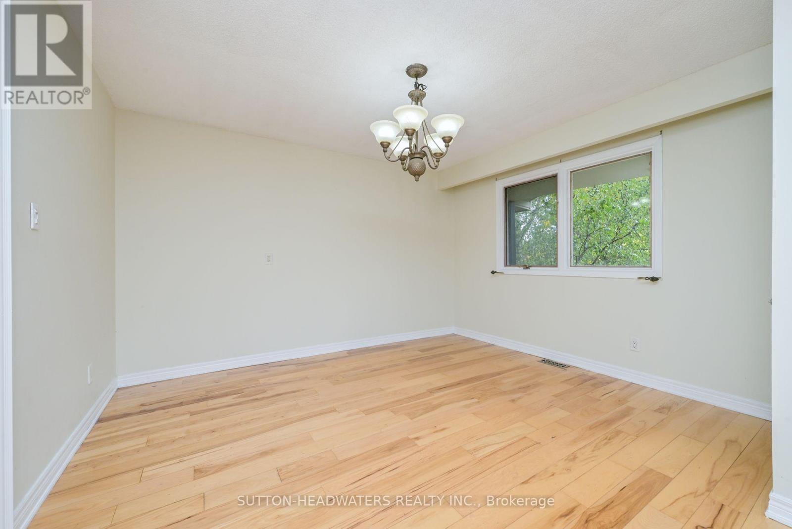 5 Cedar Drive, Caledon, Ontario  L7K 1H4 - Photo 10 - W12477606