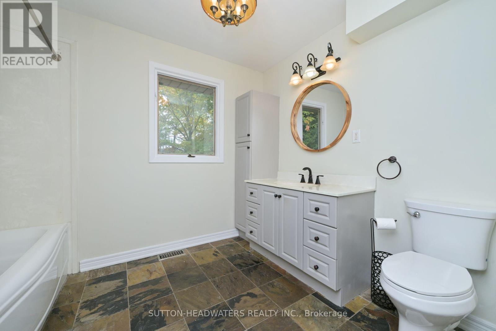 5 Cedar Drive, Caledon, Ontario  L7K 1H4 - Photo 18 - W12477606
