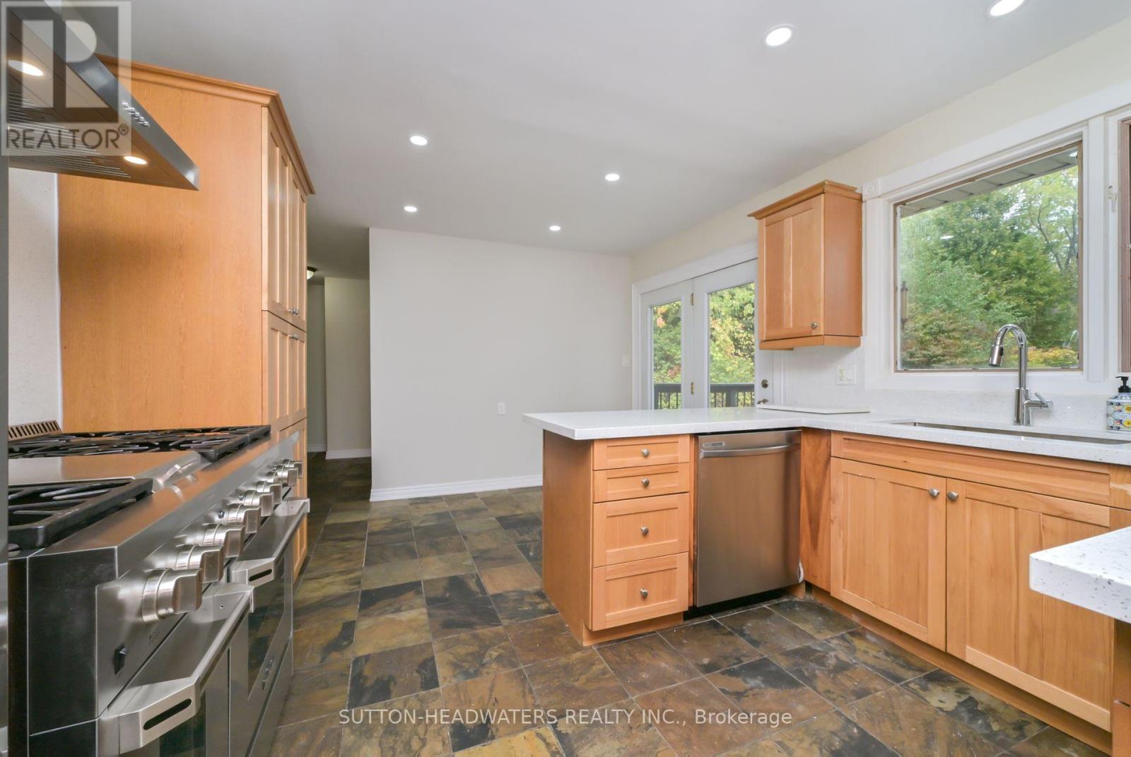 5 Cedar Drive, Caledon, Ontario  L7K 1H4 - Photo 3 - W12477606