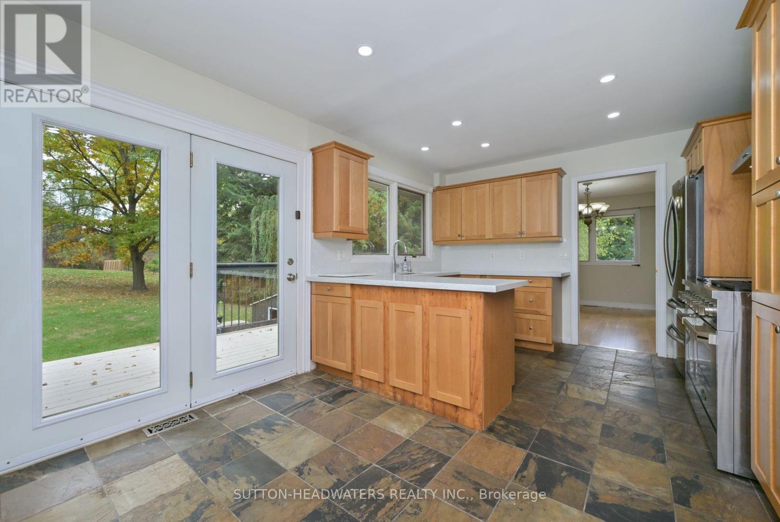 5 Cedar Drive, Caledon, Ontario  L7K 1H4 - Photo 4 - W12477606