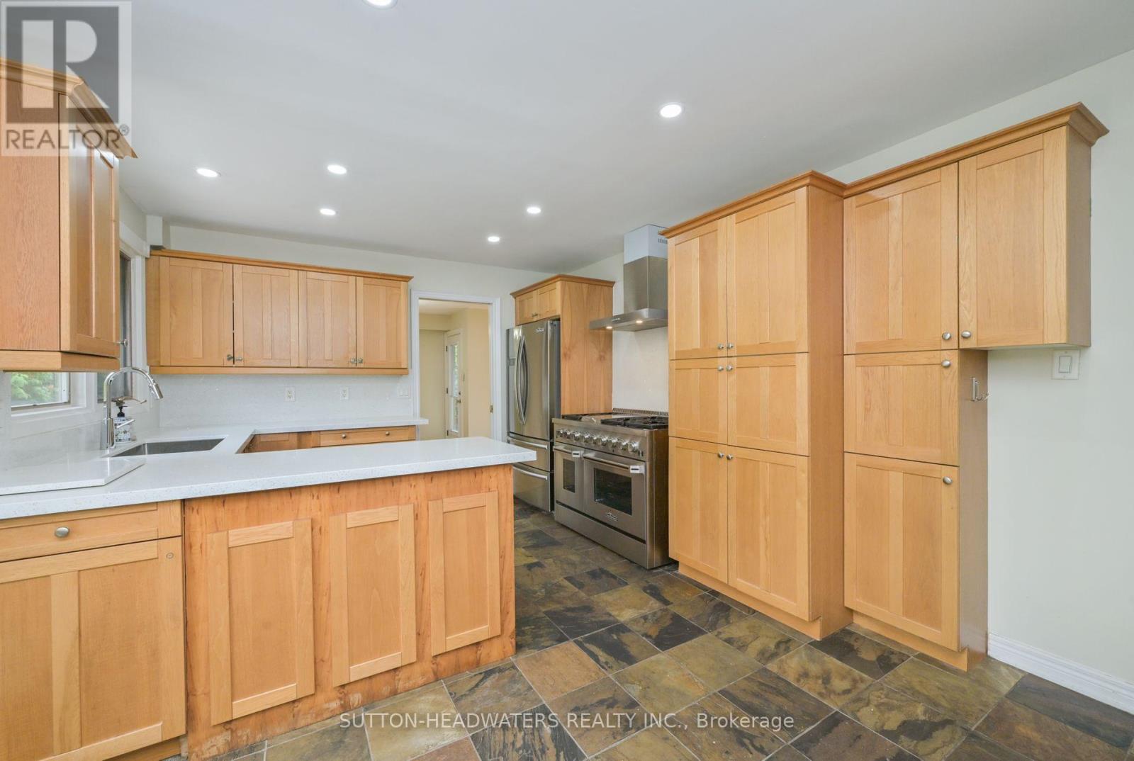5 Cedar Drive, Caledon, Ontario  L7K 1H4 - Photo 6 - W12477606