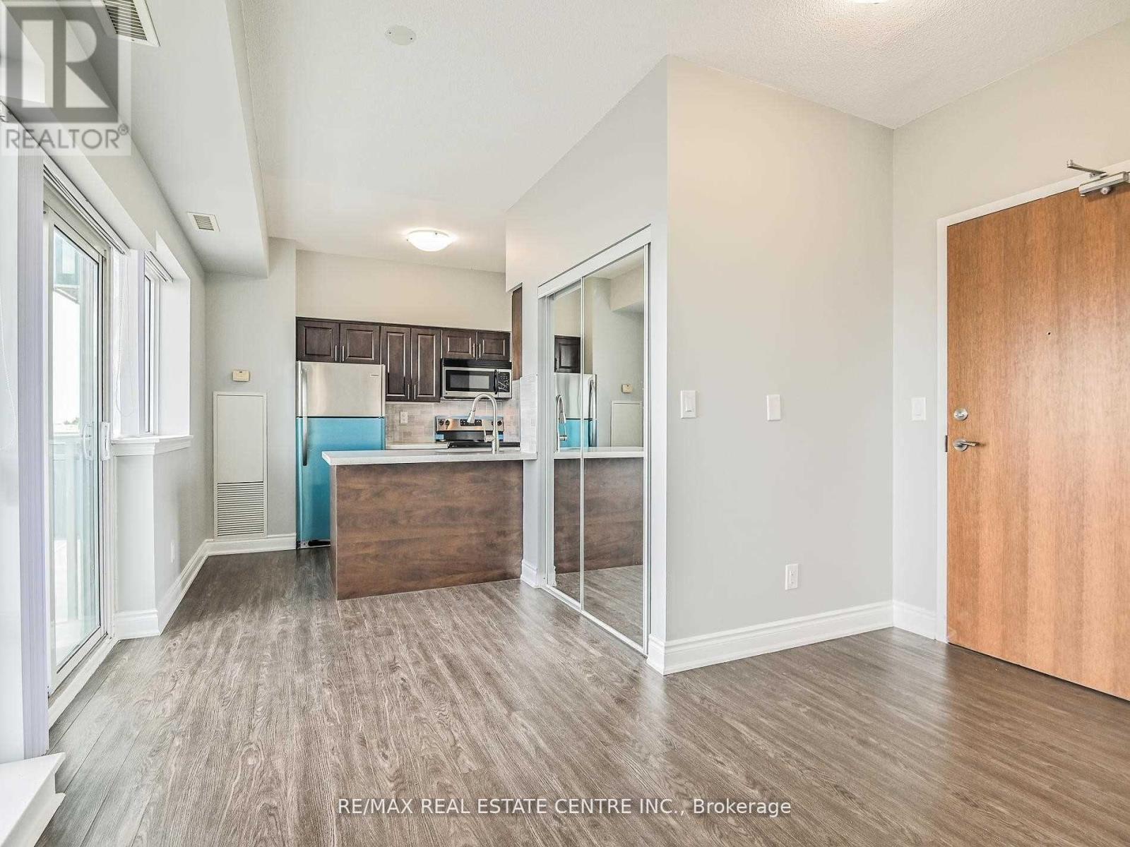 301 - 215 Queen Street E, Brampton, Ontario  L6W 0A9 - Photo 8 - W12477614