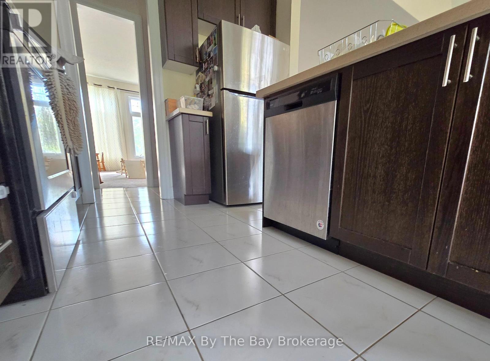 Upper - 93 Allegra Drive, Wasaga Beach, Ontario  L9Z 1P2 - Photo 12 - S12475195