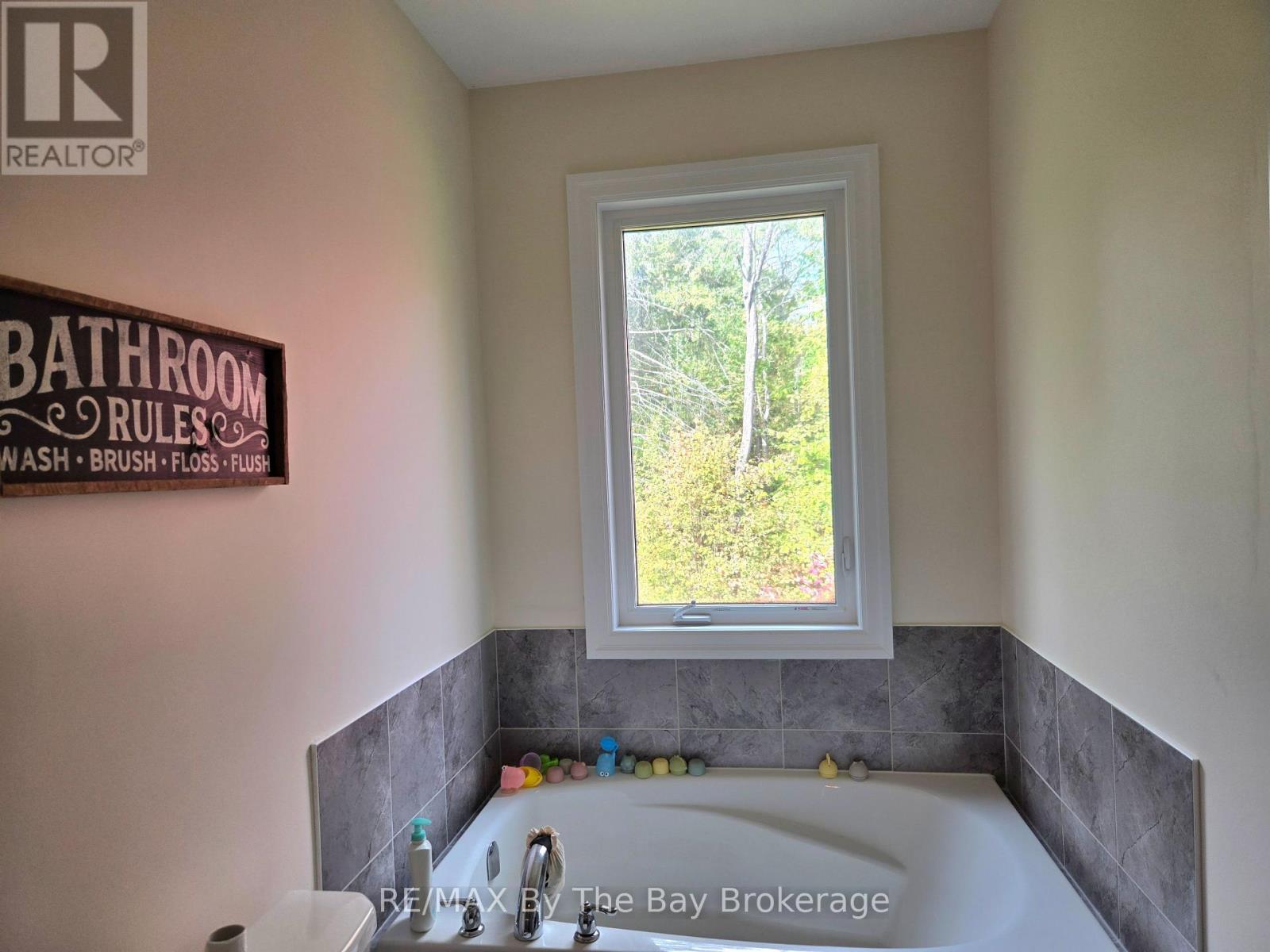 Upper - 93 Allegra Drive, Wasaga Beach, Ontario  L9Z 1P2 - Photo 18 - S12475195