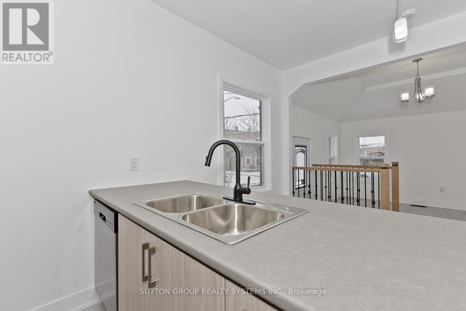 78 Albert Street, St. Catharines, Ontario  L2R 2H1 - Photo 6 - X12475194