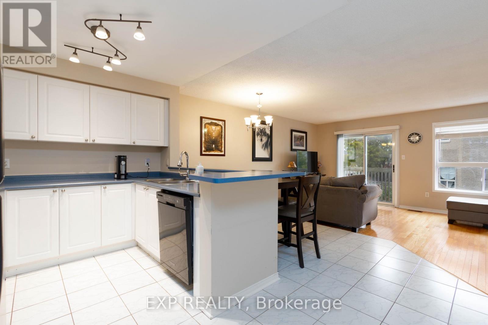 537 Heddle Crescent, Newmarket, Ontario  L3X 2J4 - Photo 5 - N12477630