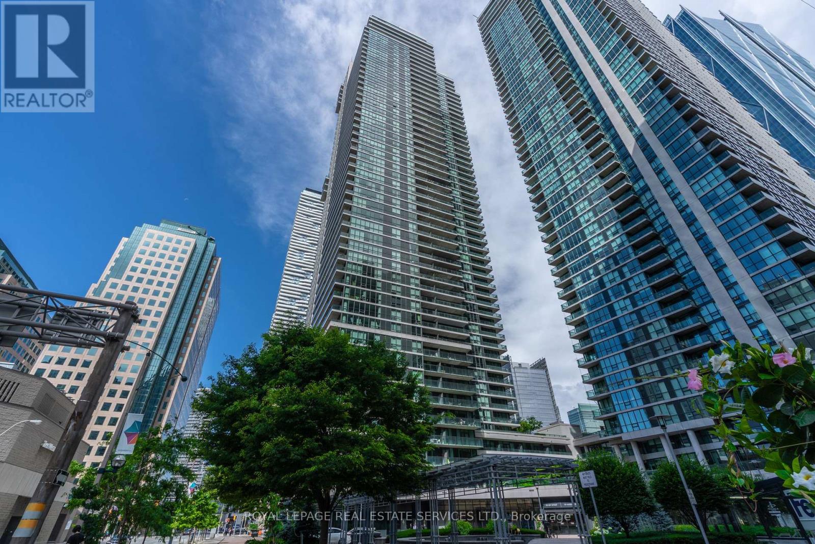 2011 - 33 BAY STREET, Toronto, Ontario