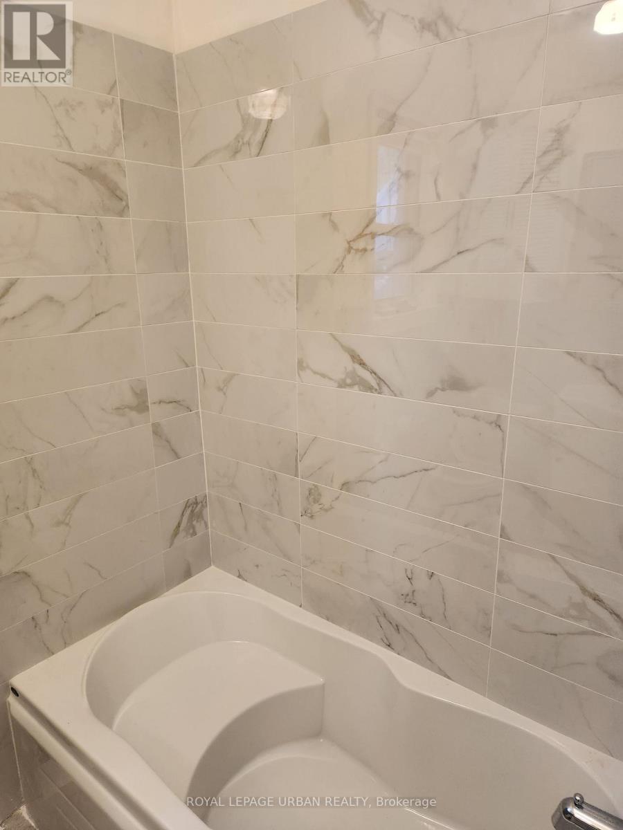 304 Linsmore Crescent, Toronto, Ontario  M4J 4L9 - Photo 12 - E12471161