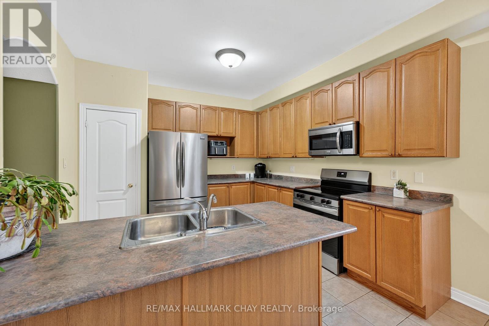 26 Kensington Trail, Barrie, Ontario  L4N 0K5 - Photo 16 - S12477664
