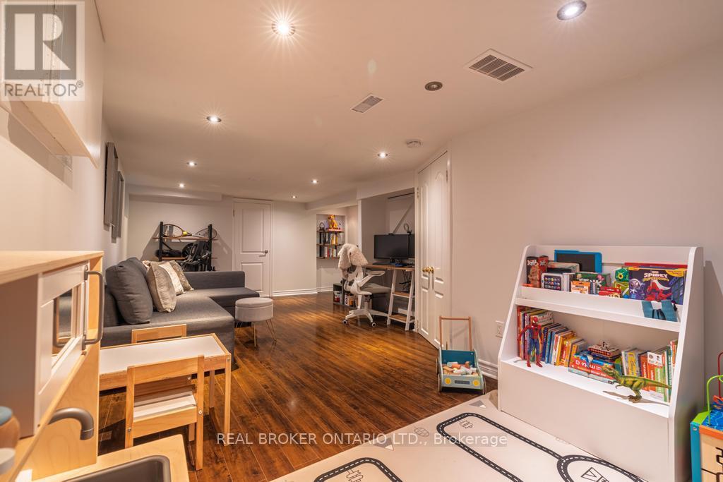 204 Earlscourt Avenue W, Toronto, Ontario  M6E 4B1 - Photo 33 - W12477671
