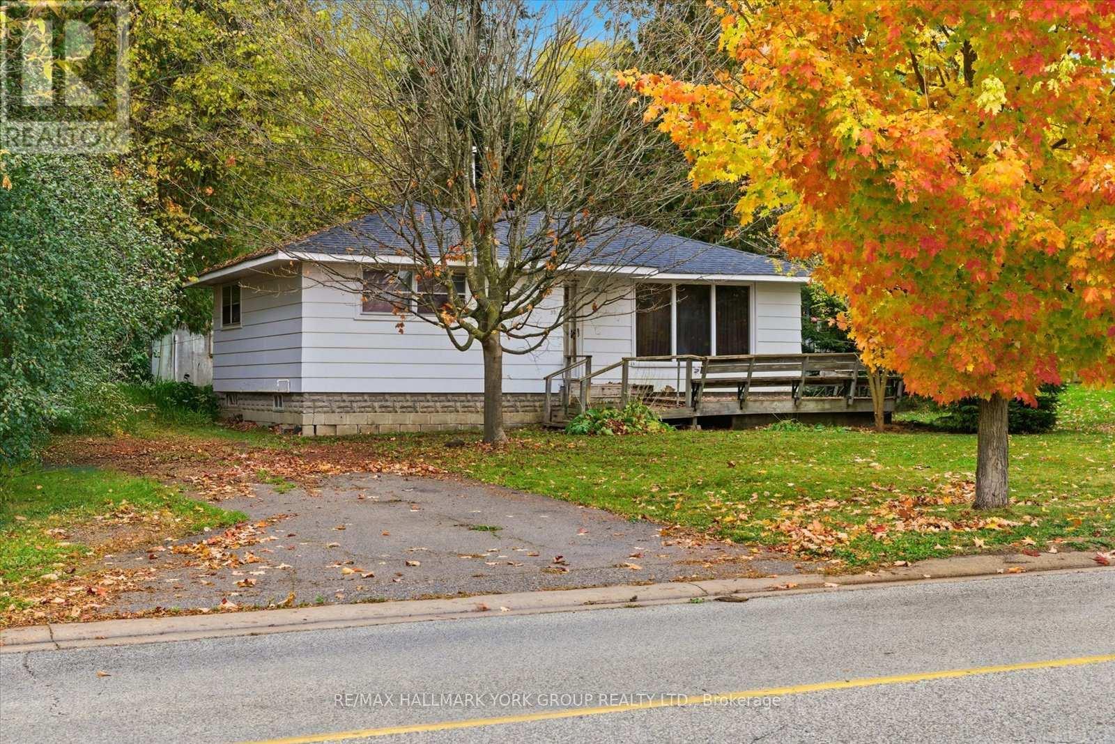 32 Station Road, Georgina, Ontario  L0E 1N0 - Photo 4 - N12473793
