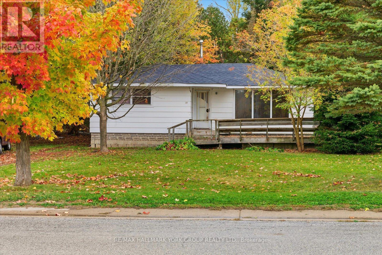 32 Station Road, Georgina, Ontario  L0E 1N0 - Photo 5 - N12473793