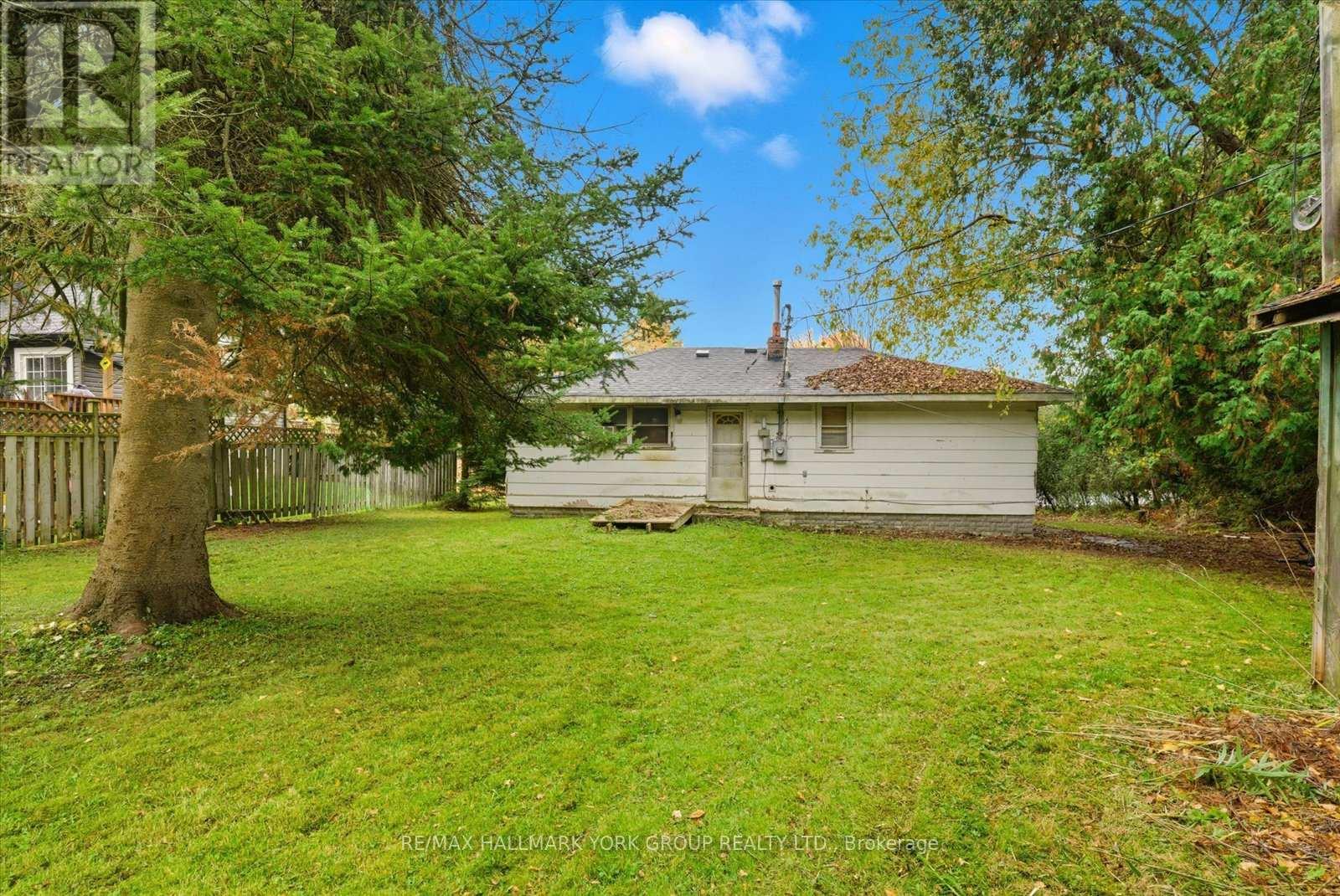 32 Station Road, Georgina, Ontario  L0E 1N0 - Photo 9 - N12473793