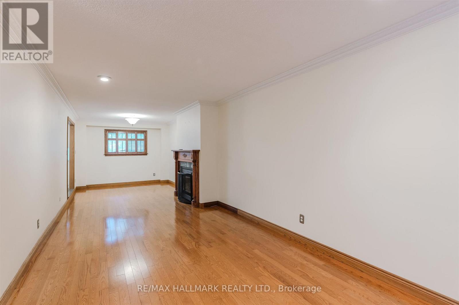 145 Old Surrey Lane, Richmond Hill, Ontario  L4C 6R9 - Photo 4 - N12473852